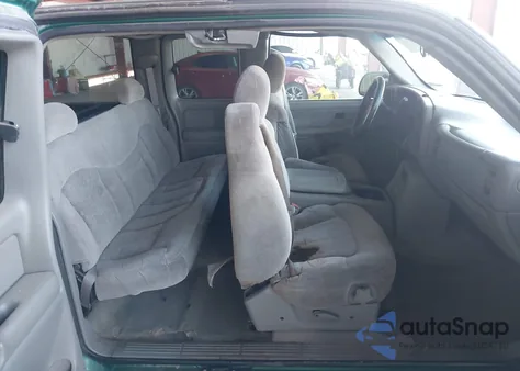 2000 Chevrolet Silverado 1500 Ls z USA, uszkodzony, nr VIN 2GCEC19V7Y1322832